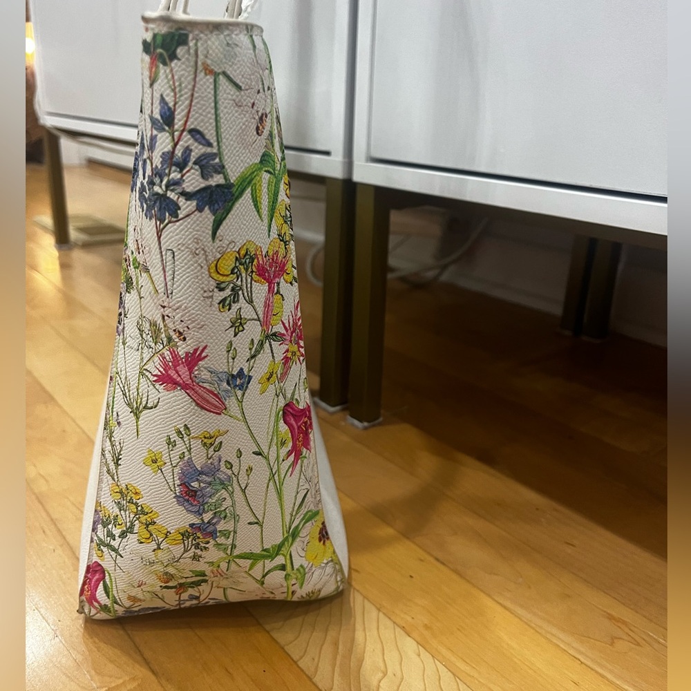 🆕Betsey Johnson Elegant White Tote Bag with Gold Chain Accent - Picture 4 of 10